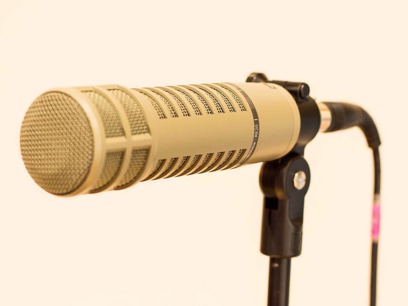 Ev re20 dynamic microphone