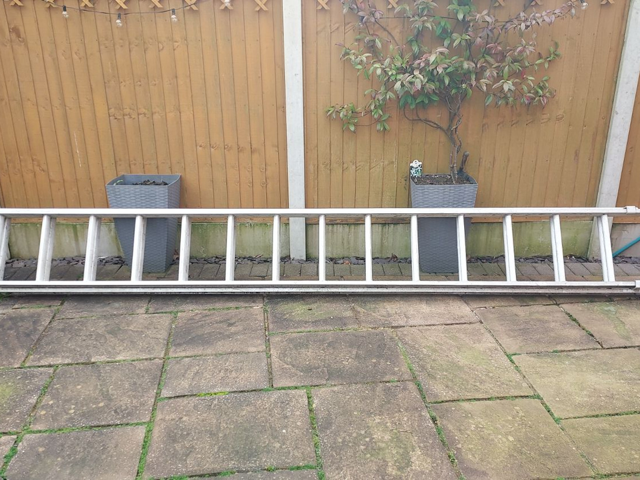 Extendable aluminium ladders