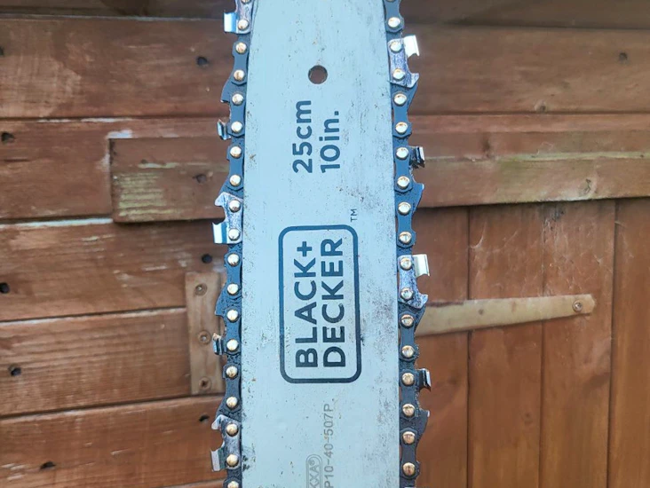 Extendable chain saw