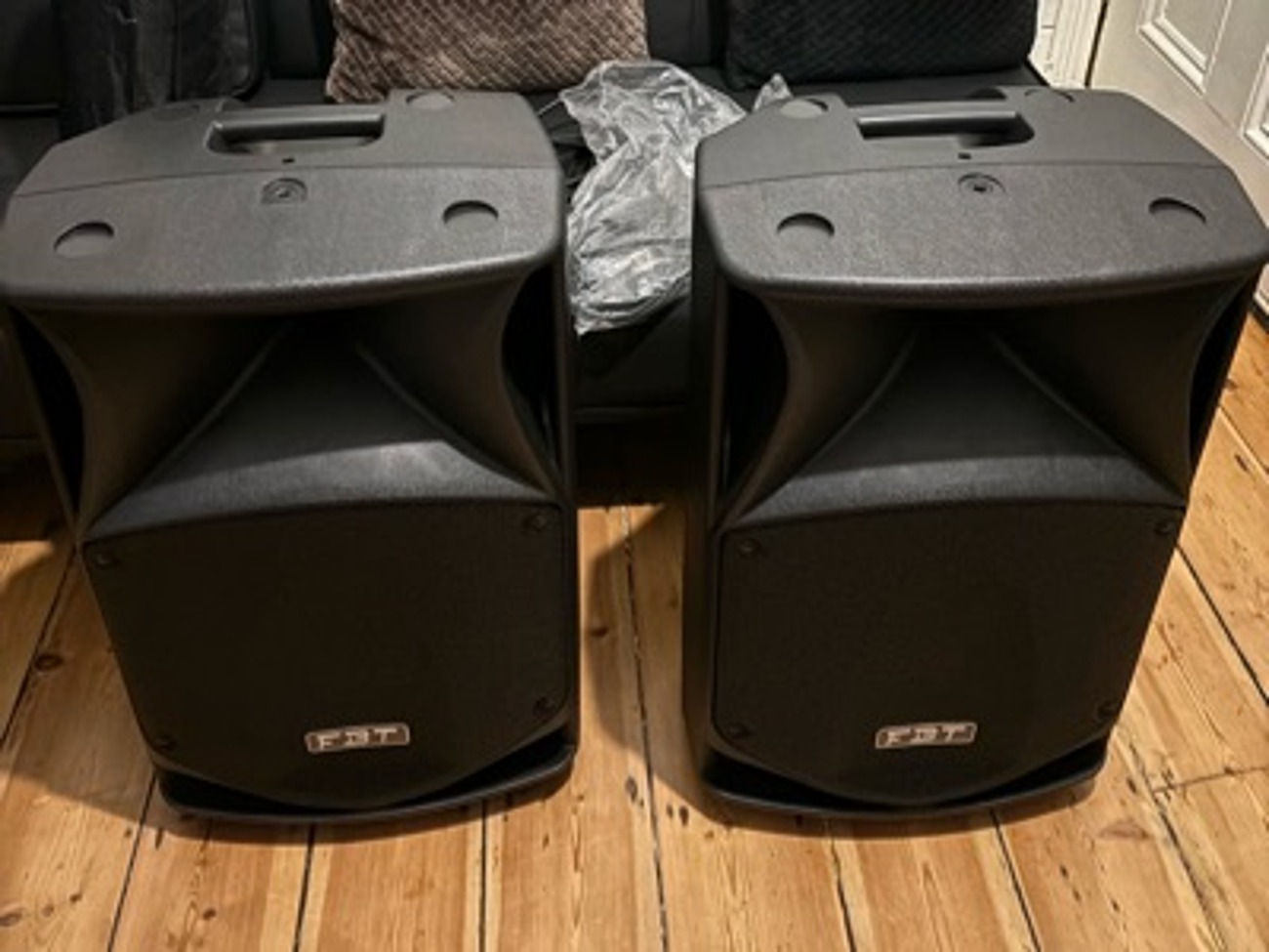 Fbt jmaxx 114a active speakers + cables + tripod stands