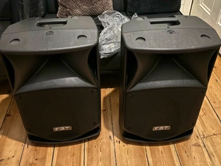 Fbt jmaxx 114a active speakers + cables + tripod stands