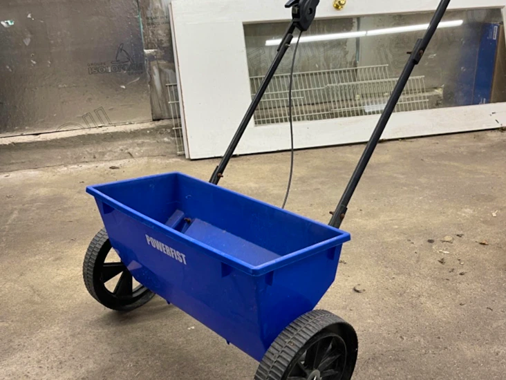 Feed or seed lawn spreader