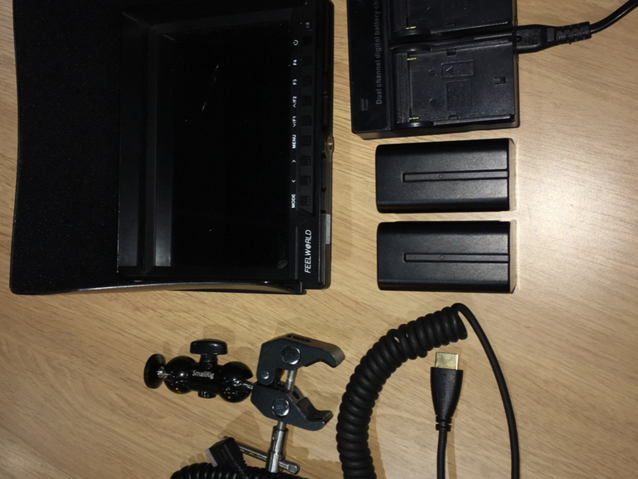 Feelworld fw760 7 inch field monitor w/ accessories