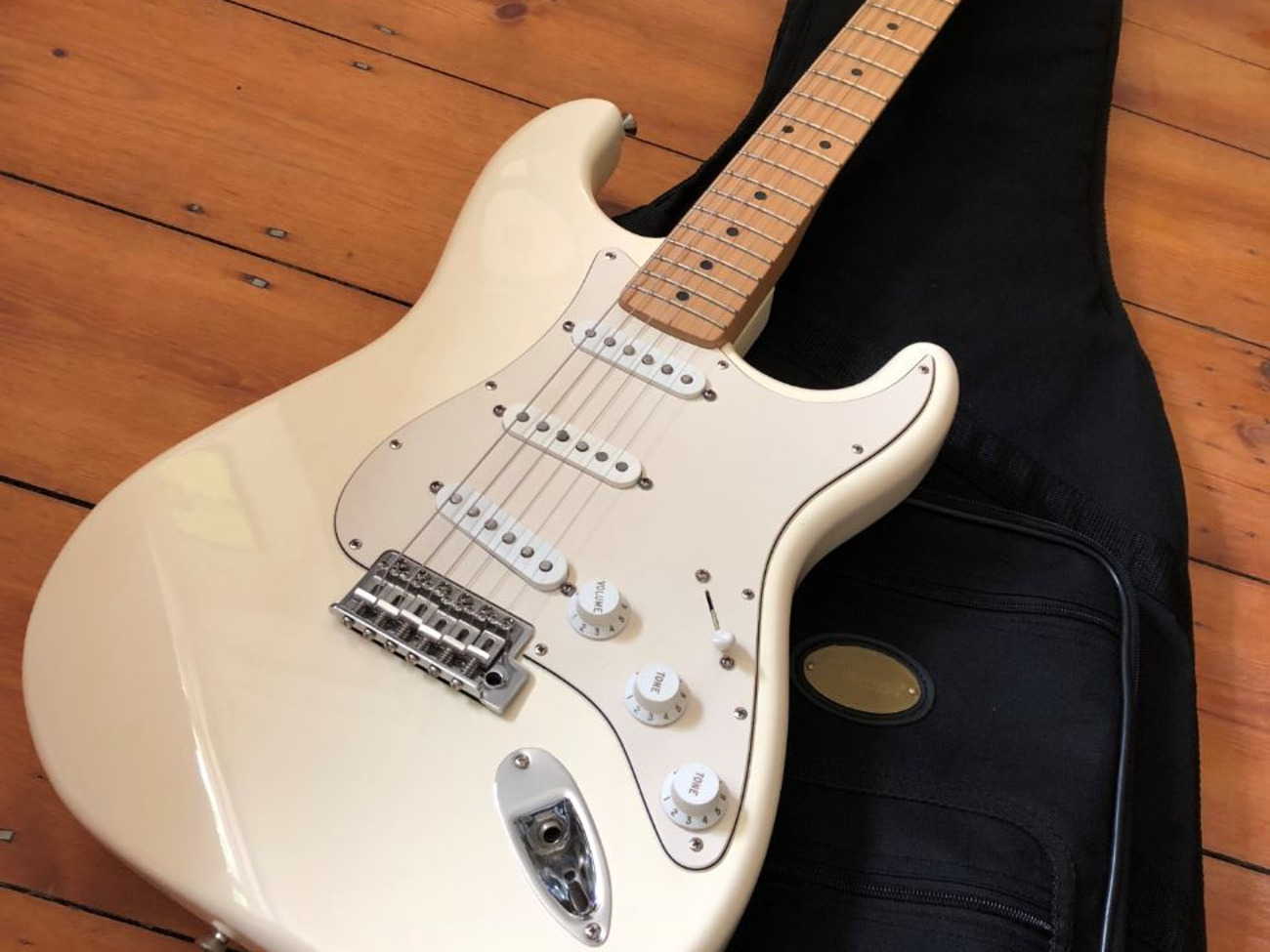 Fender stratocaster 2006 classic arctic white electric guitar