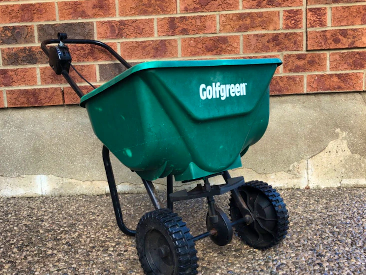 Fertilizer/grass seed spreader