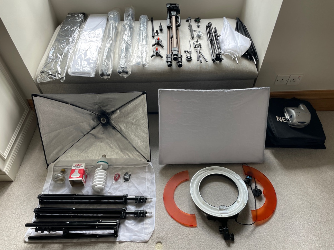 Film & photography studio set: lights, backdrops, tripods…