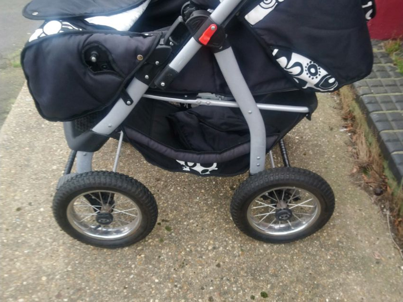 Fixed wheel pushchair