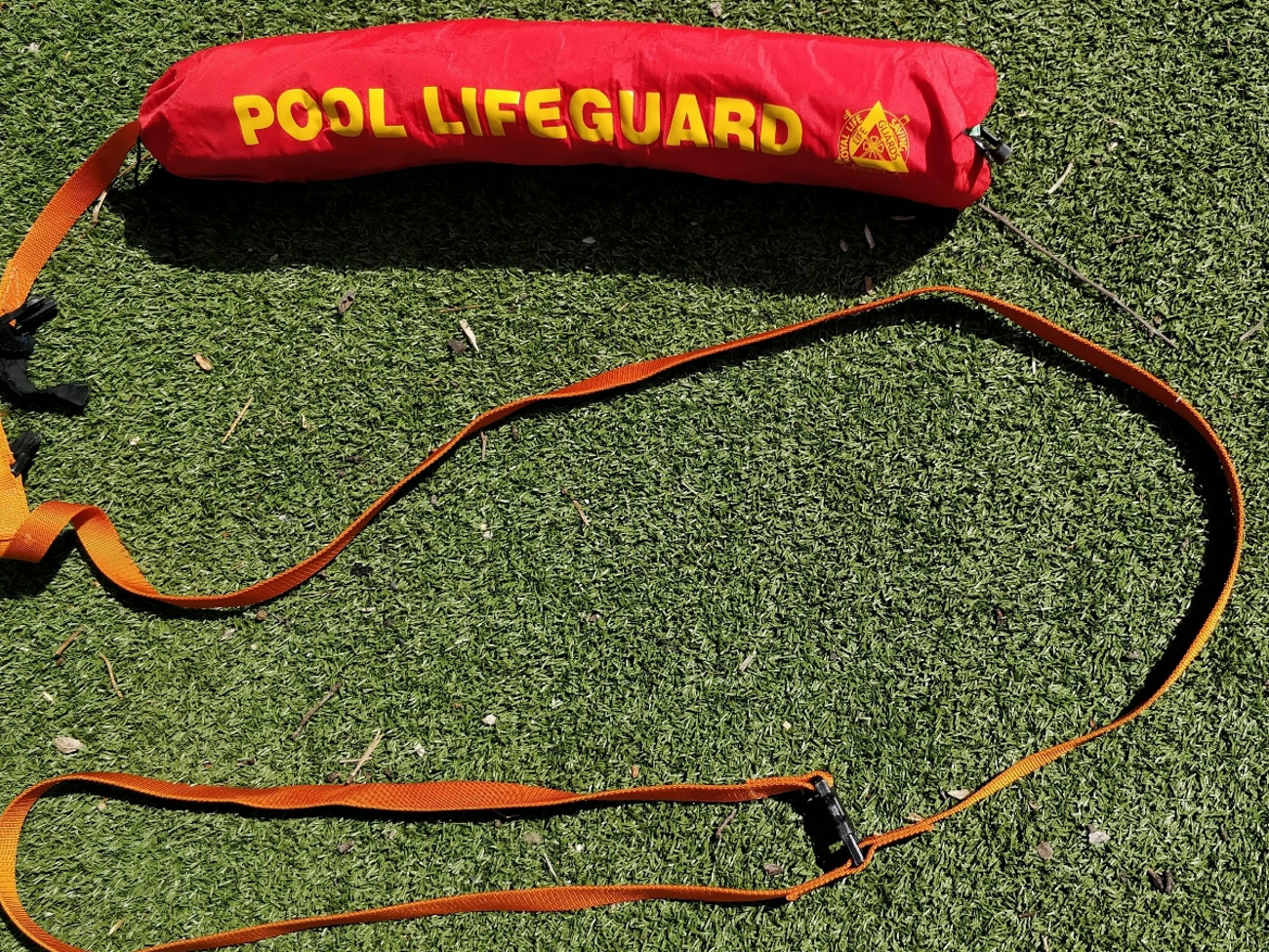 Floating torpedo buoy (pool lifesaving type)