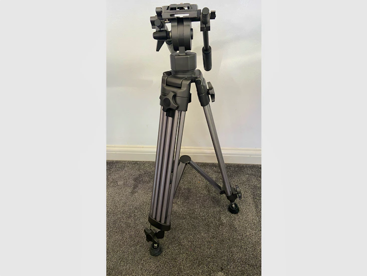 Fluid head tripod