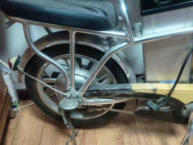 Foldable electric bike with a range of 40 km and a charger