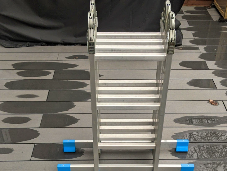 Folding ladder