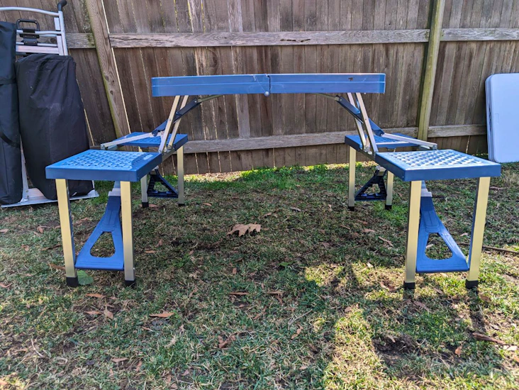 Folding picnic table