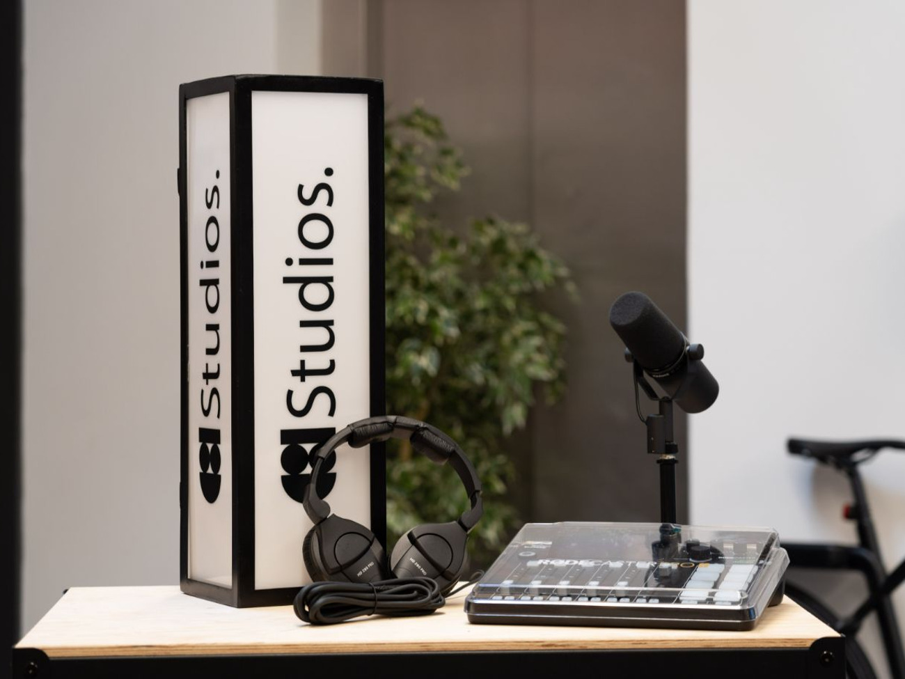 Four person podcast setup | 4x shure sm7b + rodecaster pro 2