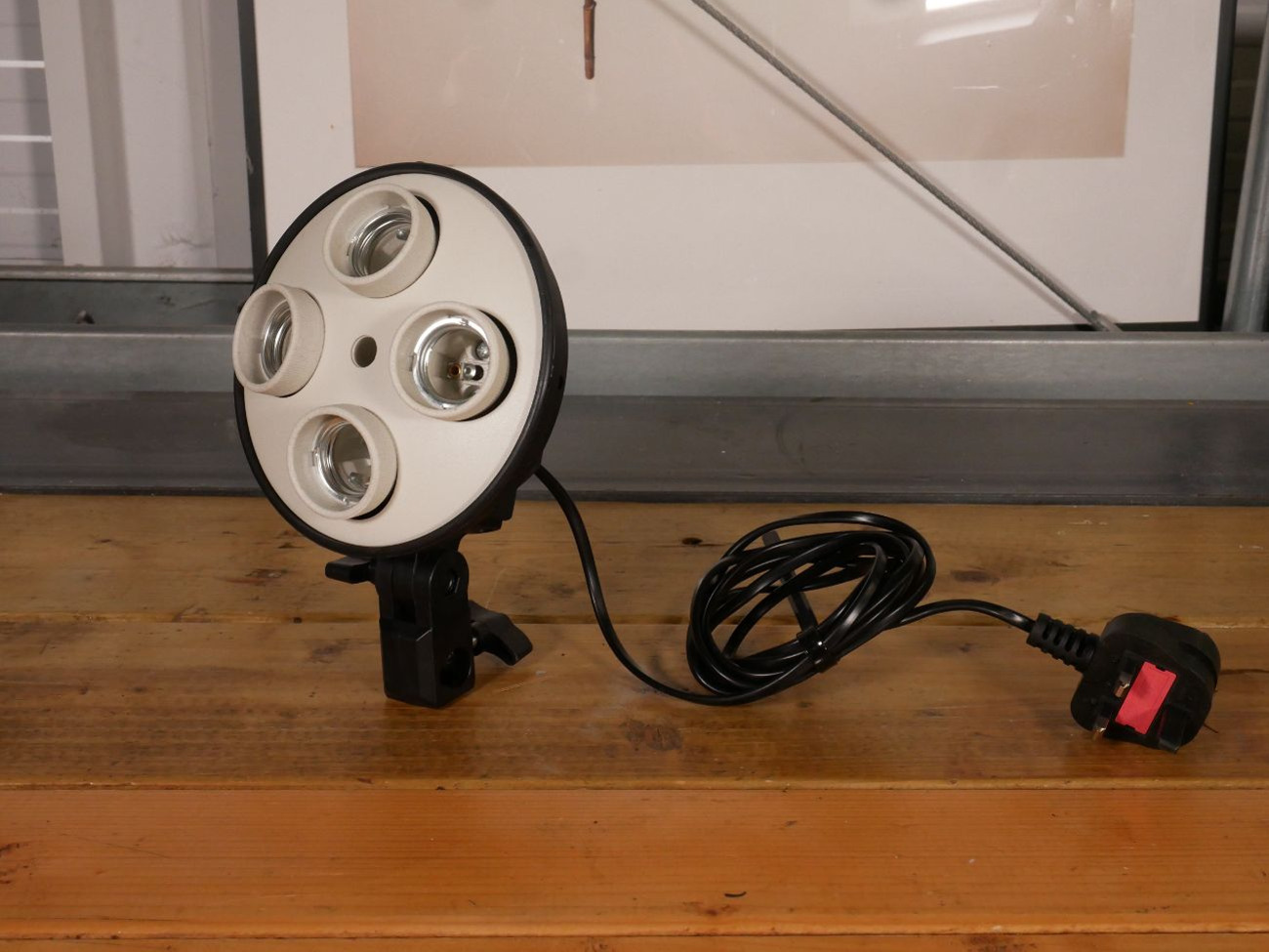 Four way e27 bulb mount with reflector and diffuser