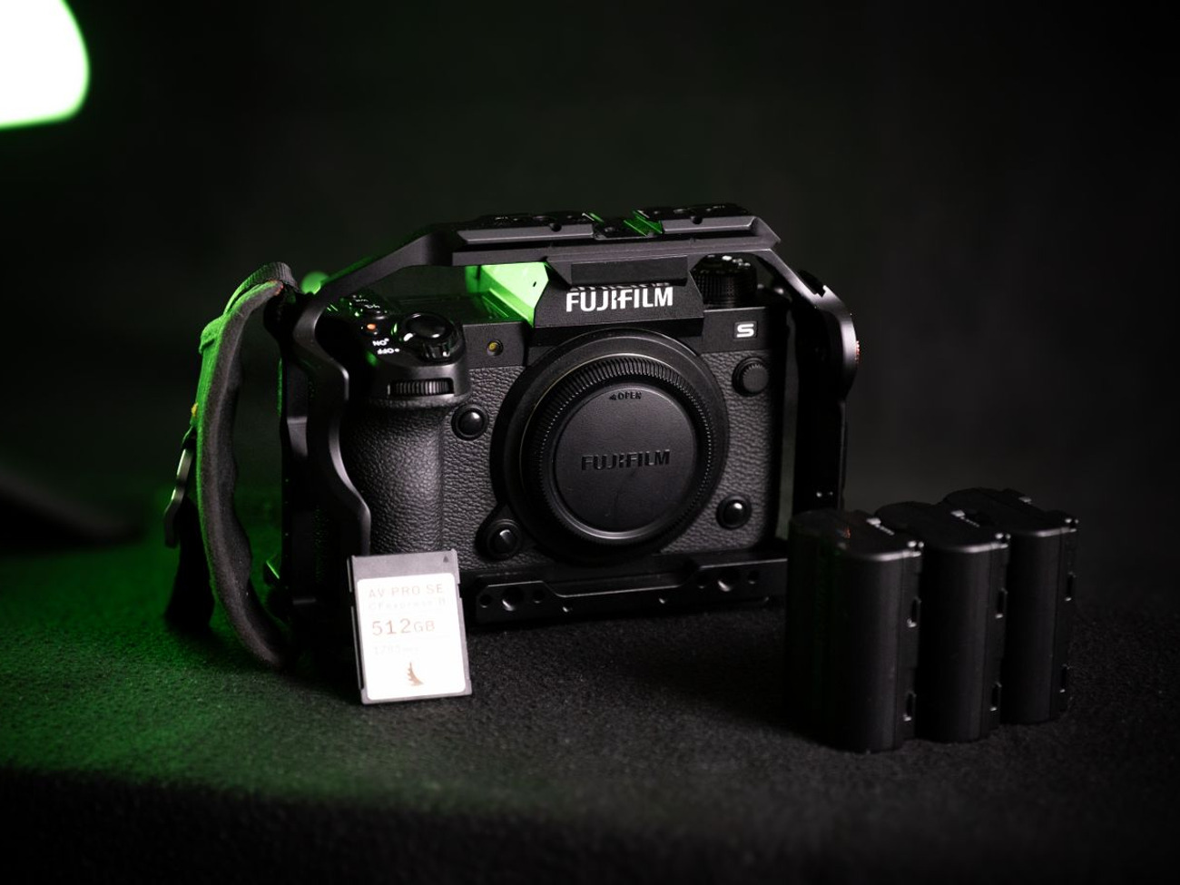 Fujifilm x-h2s - bundle 1 - camera, 3 batteries, cf b card