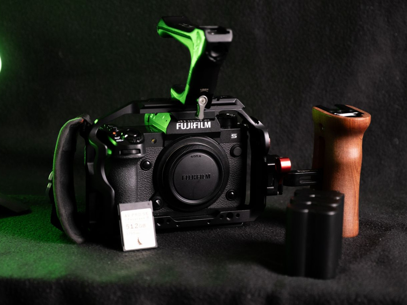 Fujifilm x-h2s - bundle 2 - camera, 5 batts, 2 cf cards, handles