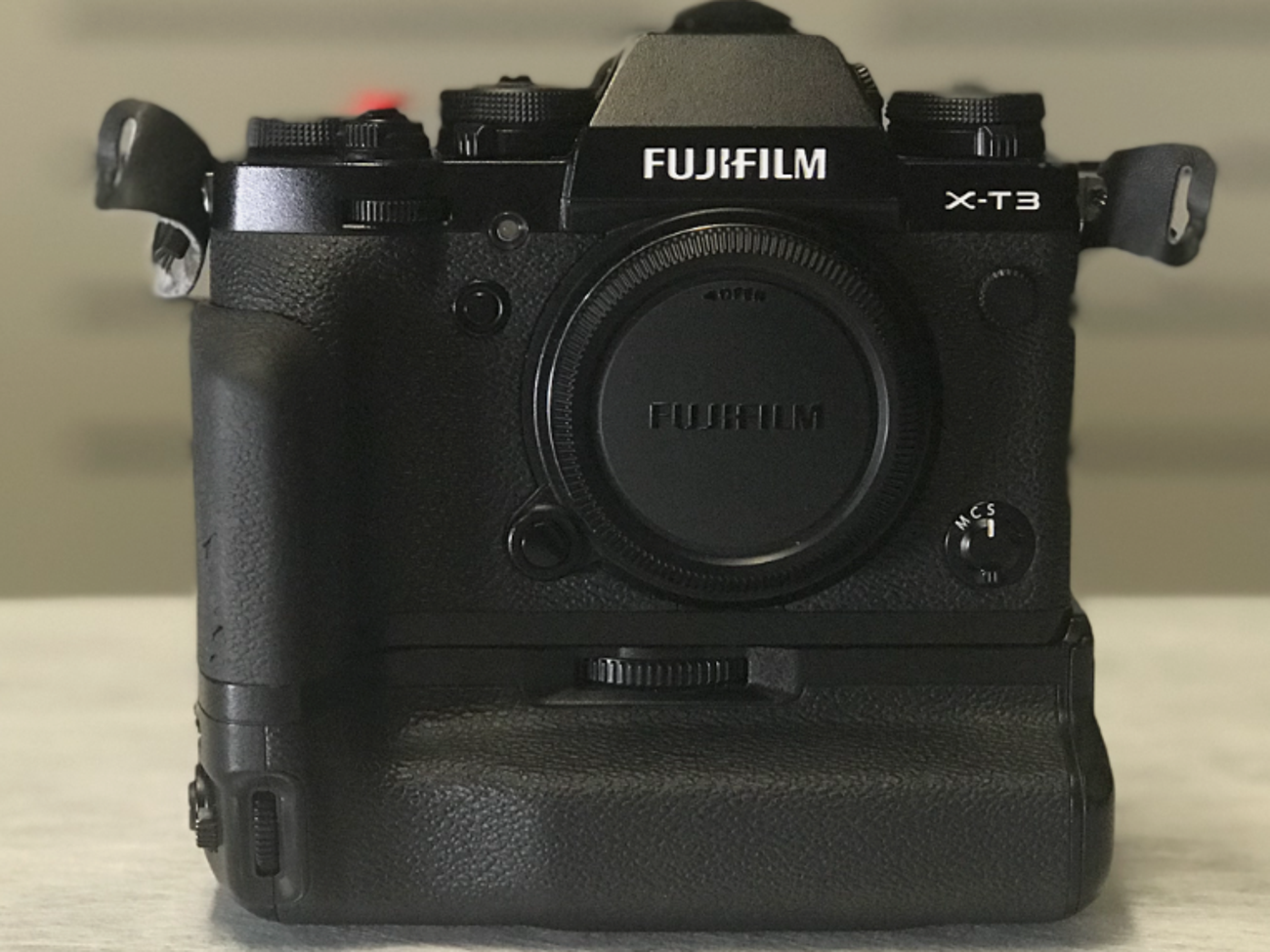 Fujifilm x-t3 body + fujinon 35mm f2 + battery grip