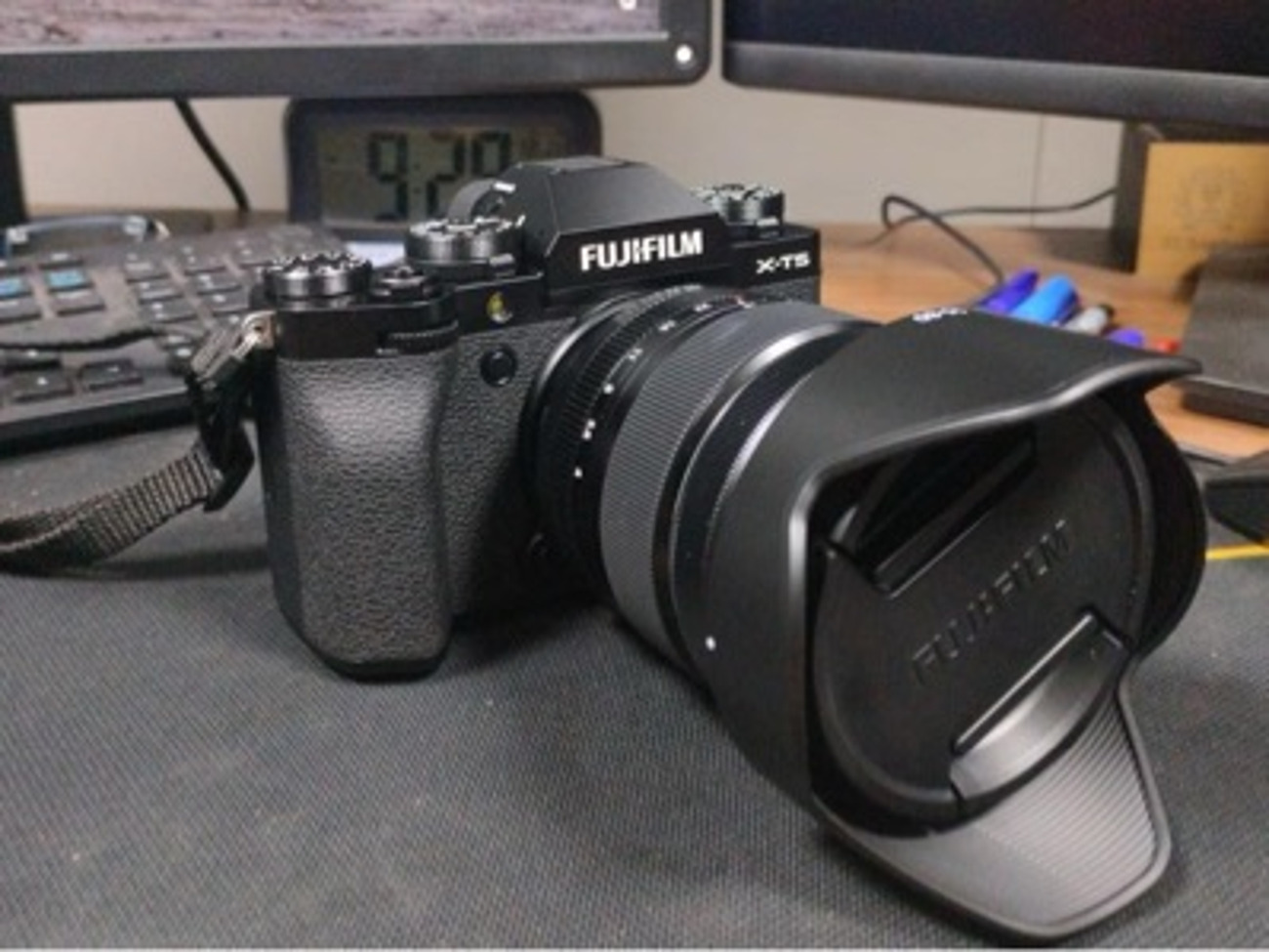 Fujifilm xt5 + 16-80mm lens + sd + battery
