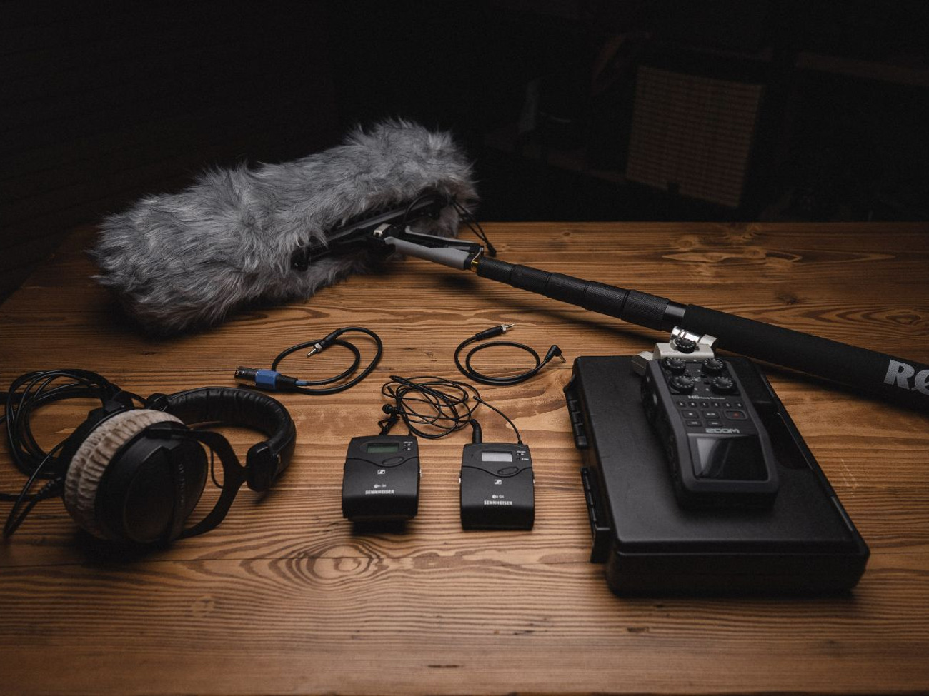 Full audio kit - rode ntg3, boom pole, zoom h6, lav mic