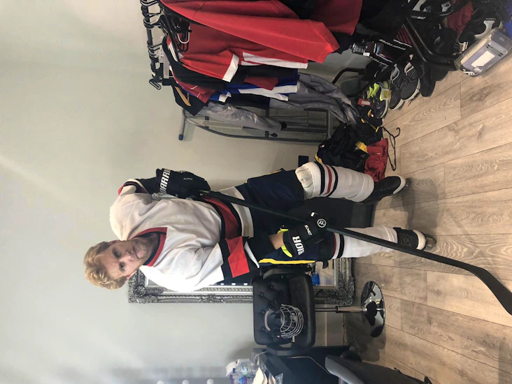 Full men’s ice hockey attire / equipment size large / medium