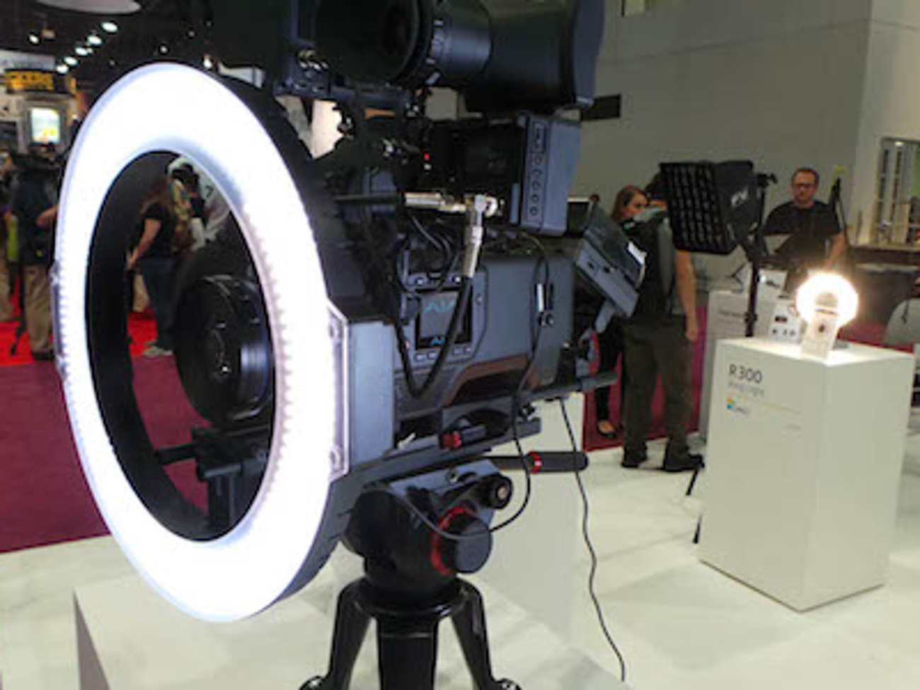 F&v r720s bi-colour ring light