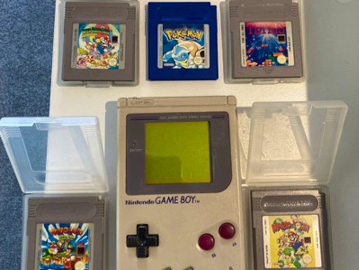 Nintendo game boy original + games inc tetris & pokémon