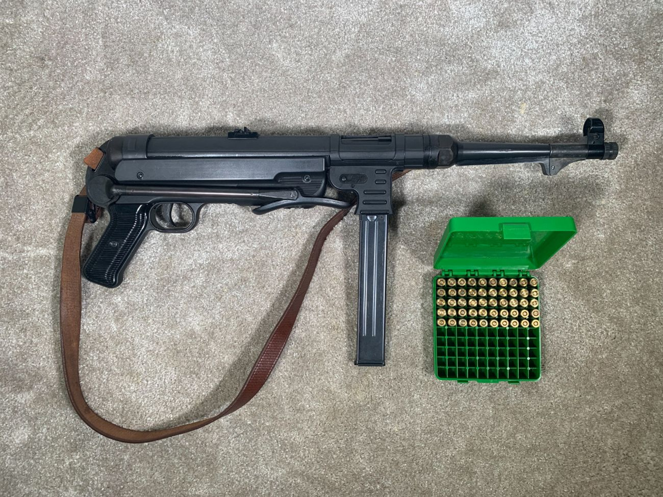 German ww2 mp40 submachine gun - prop firing replica