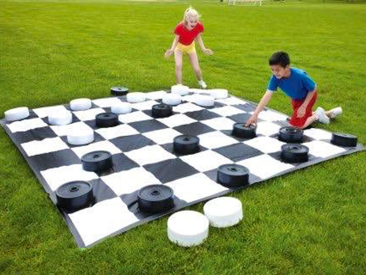 Giant checkers