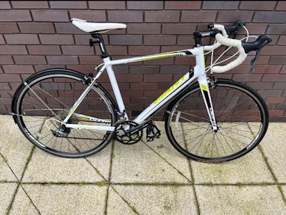 Rent Giant Defy 4 Aluxx Super Fast ML 56cm Frame from Leslie P Pimlico North Westminster for 4 10 day