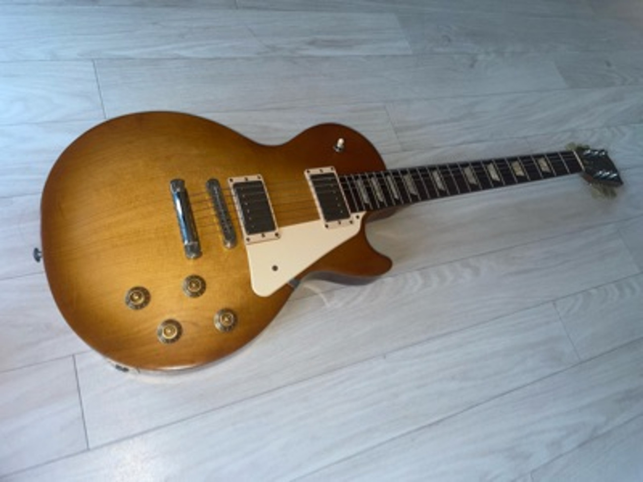 Gibson les paul tribute 2021 satin honeyburst