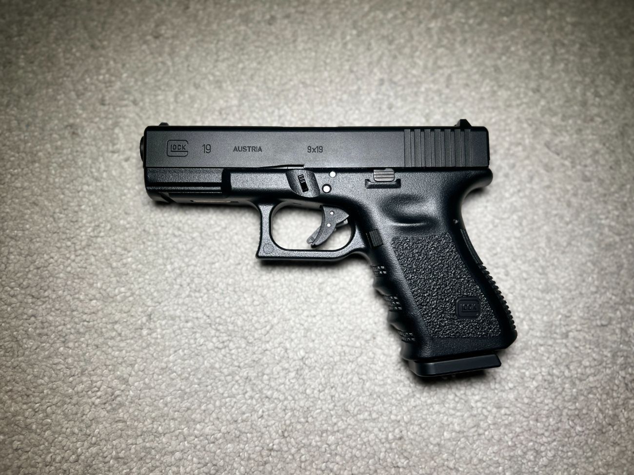 Glock 19 pistol - replica 9mm handgun - firing prop gun