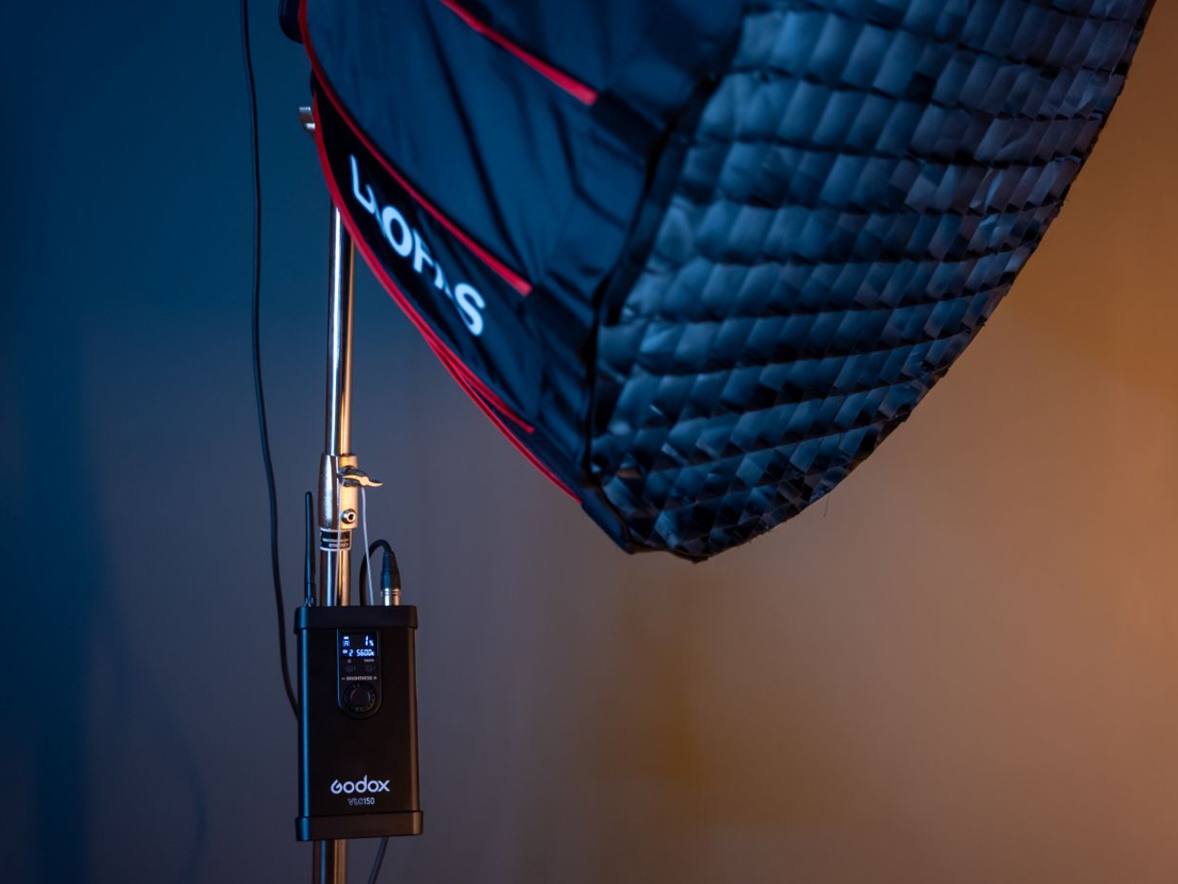 Godox vl150 kit +  laofas deep parabolic softbox like aputure 120d ii + c stand
