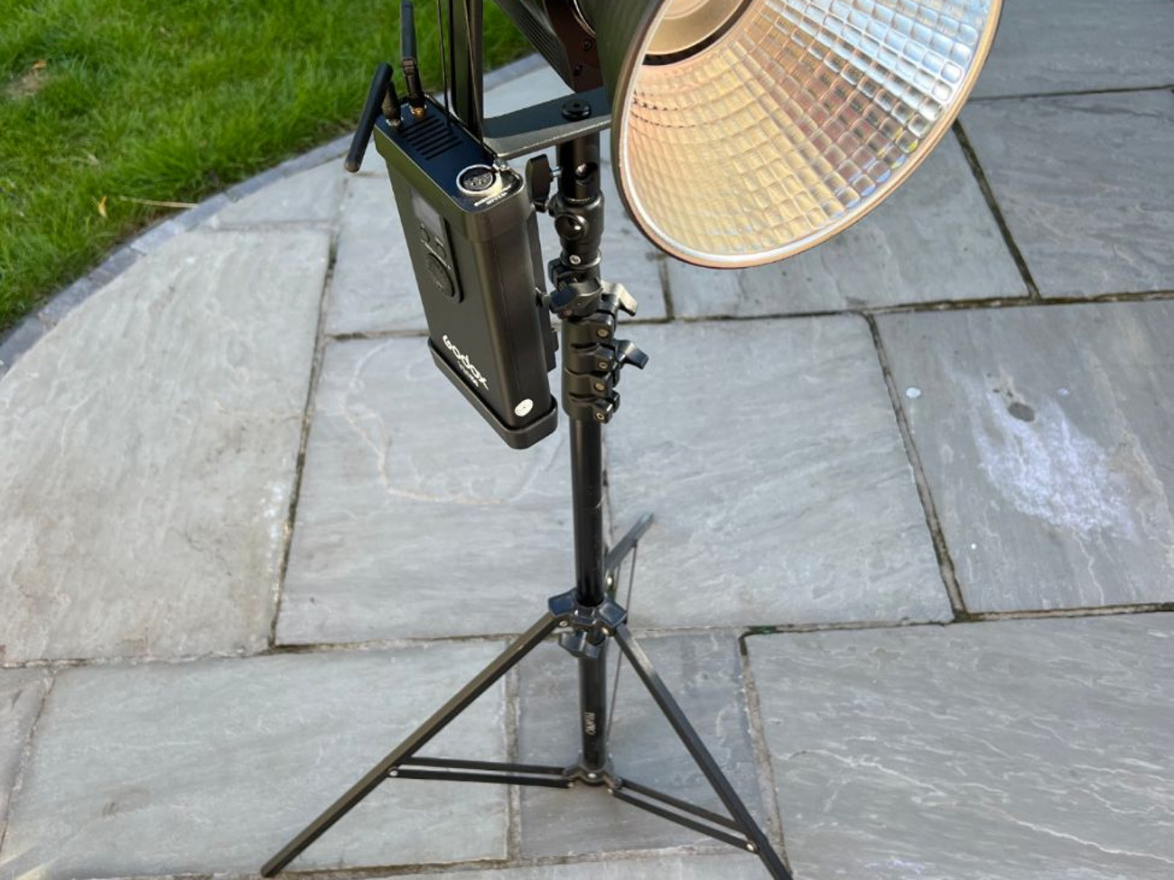 Godox vl150 led video light 150w + v mount battery + popup diffuser