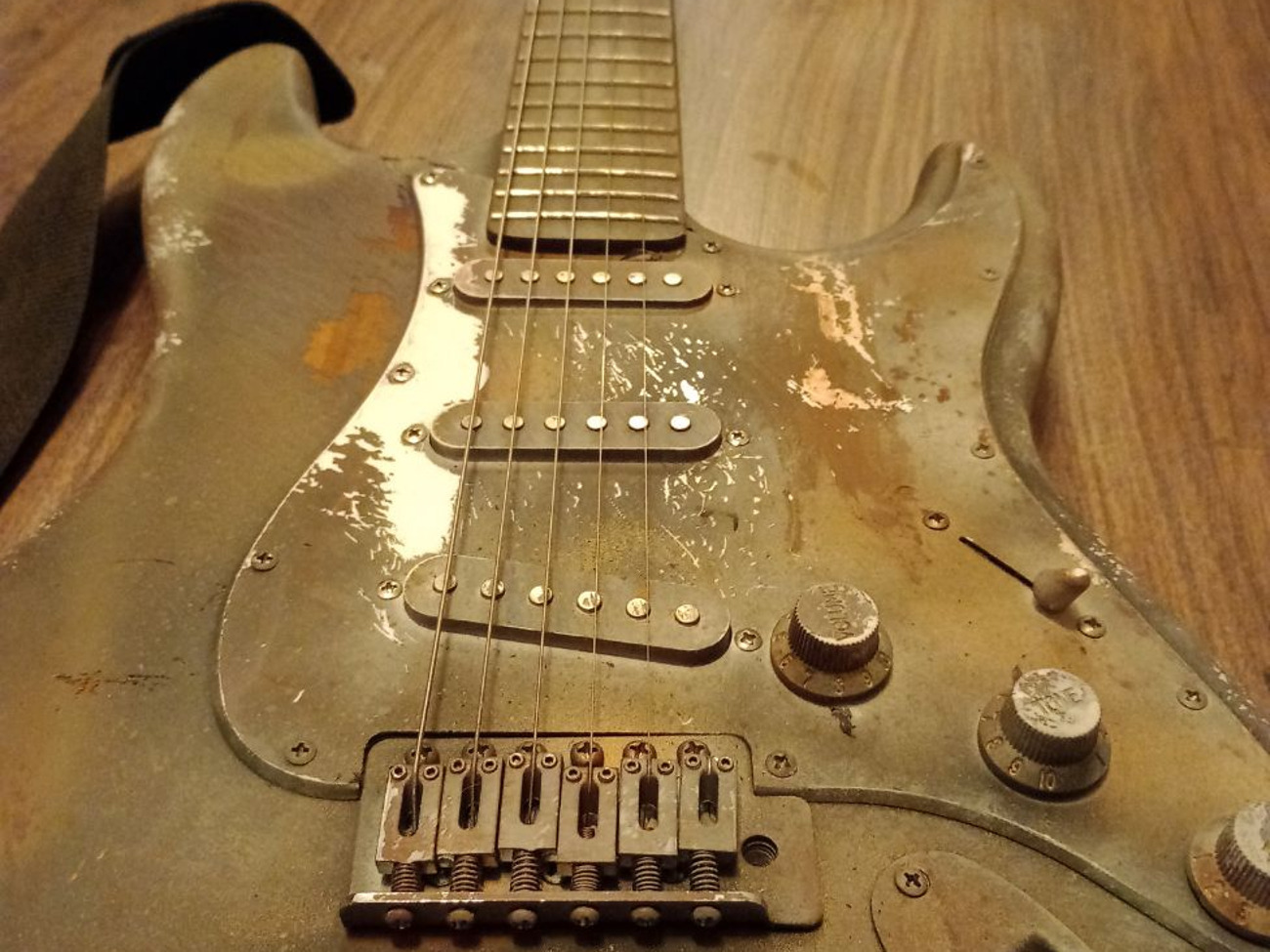 Grungy guitar 01 - 'rusty' - prop only for shoots