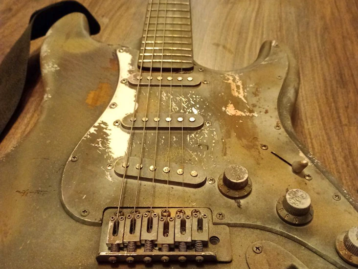 Grungy guitar 01 - 'rusty' - prop only for shoots