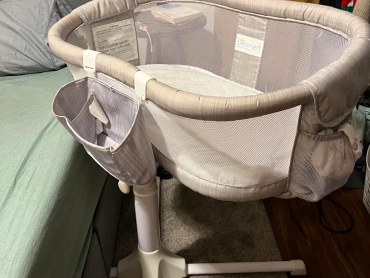 Halo swivel bassinest w/ sheets