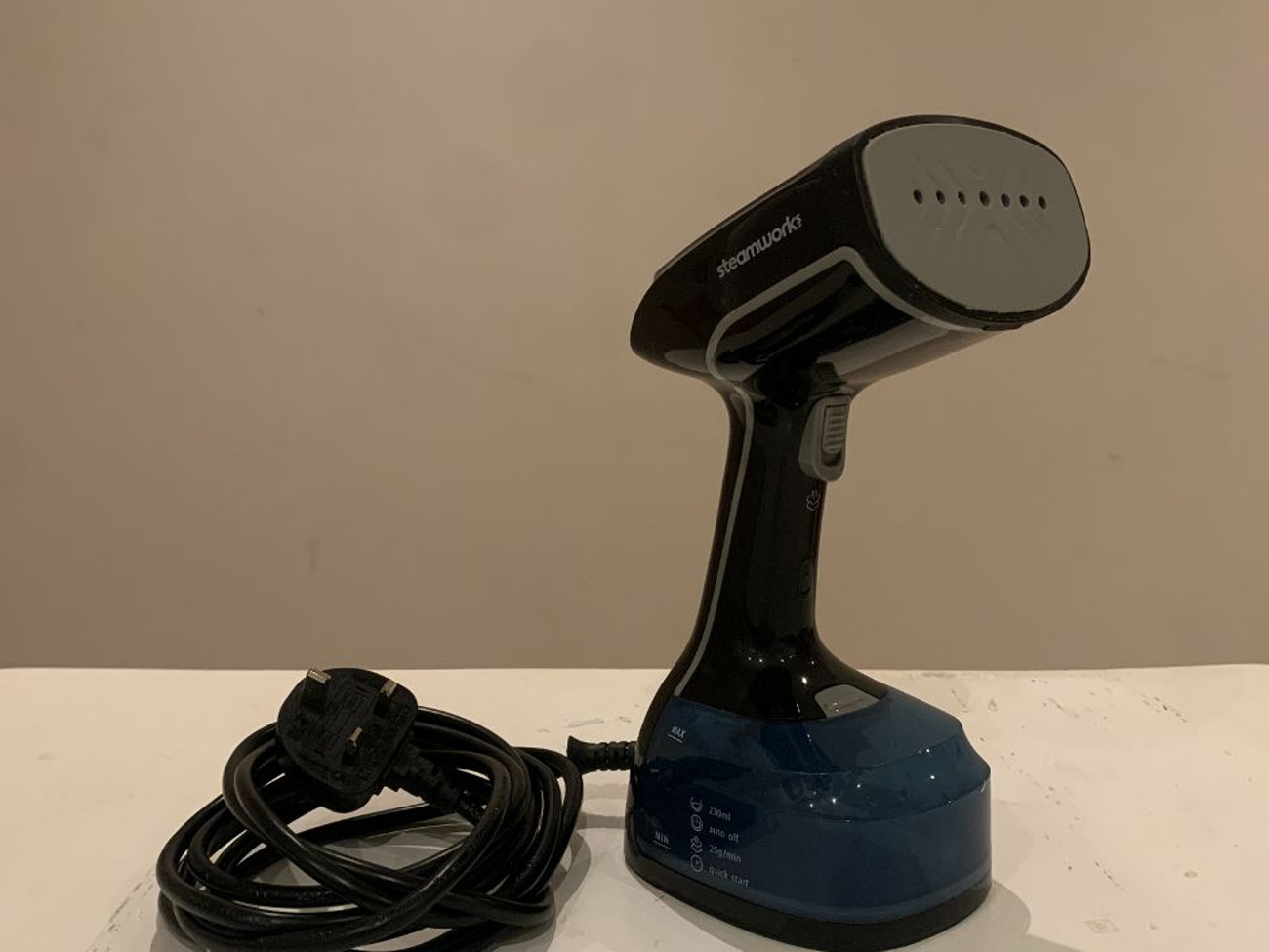 Handheld fabric steamer
