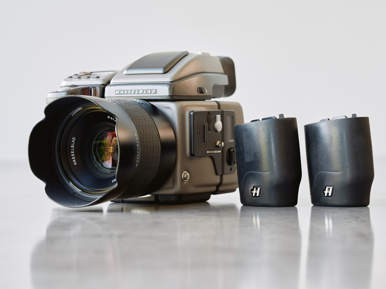 Hasselblad h2 camera + 80mm af lens + 16-32 hm film back