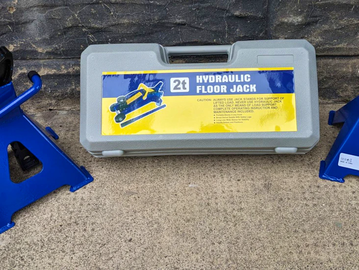 Heavy duty 2 ton trolley jack + 2, 3 ton jack stands.
