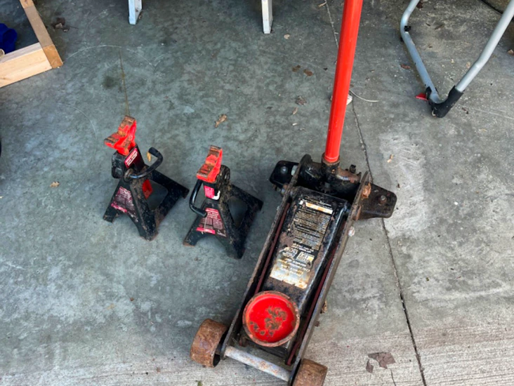 Heavy duty hydraulic jack with jack stands