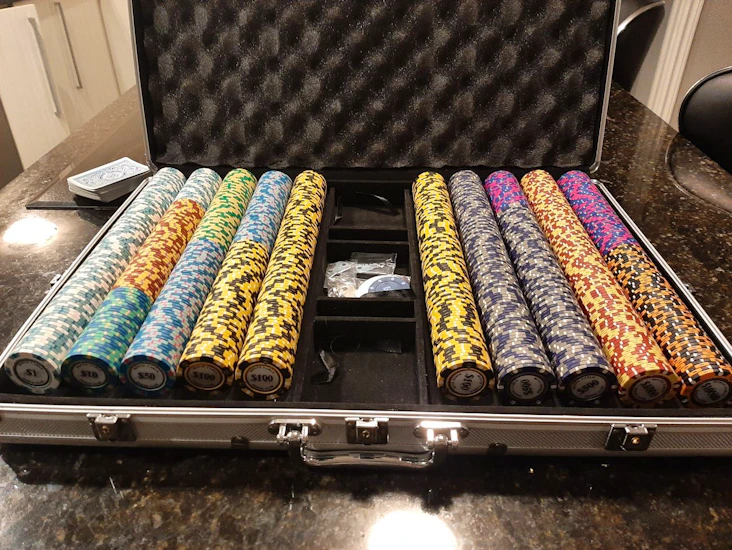 High-quality tournament and cash game poker chip set