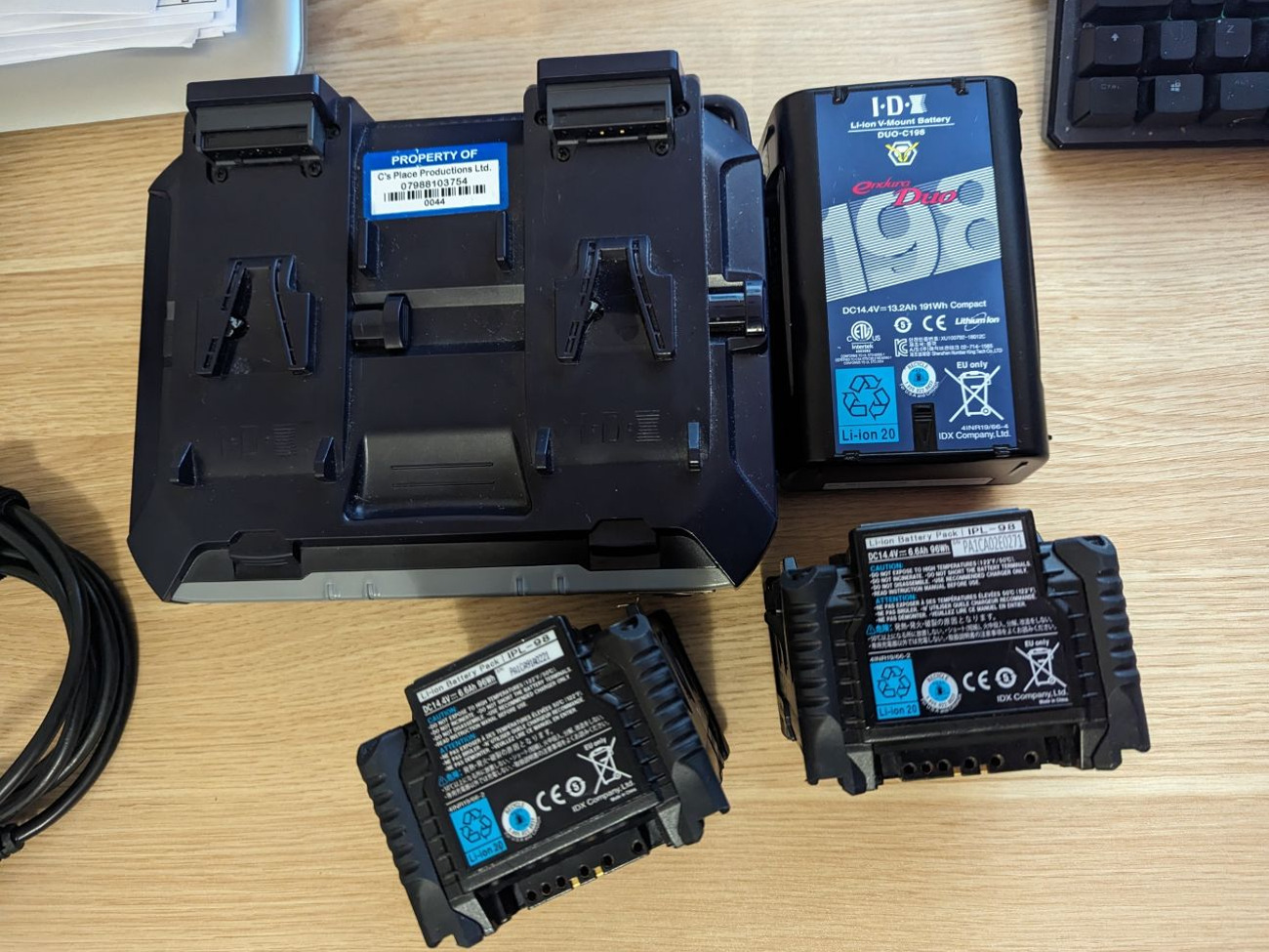 Idx vl2000s fast charger + 3 idx v lock batteries