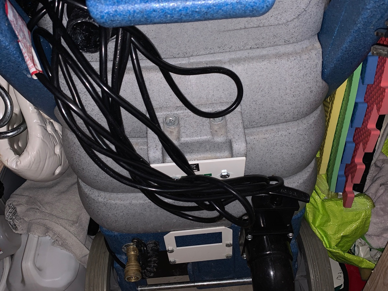 Industrial carpet cleaning machine