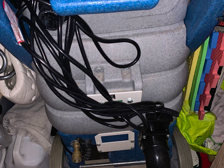 Industrial carpet cleaning machine