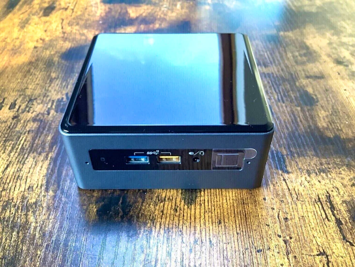 Intel nuc nuc8i7beh mini pc computer running windows 11