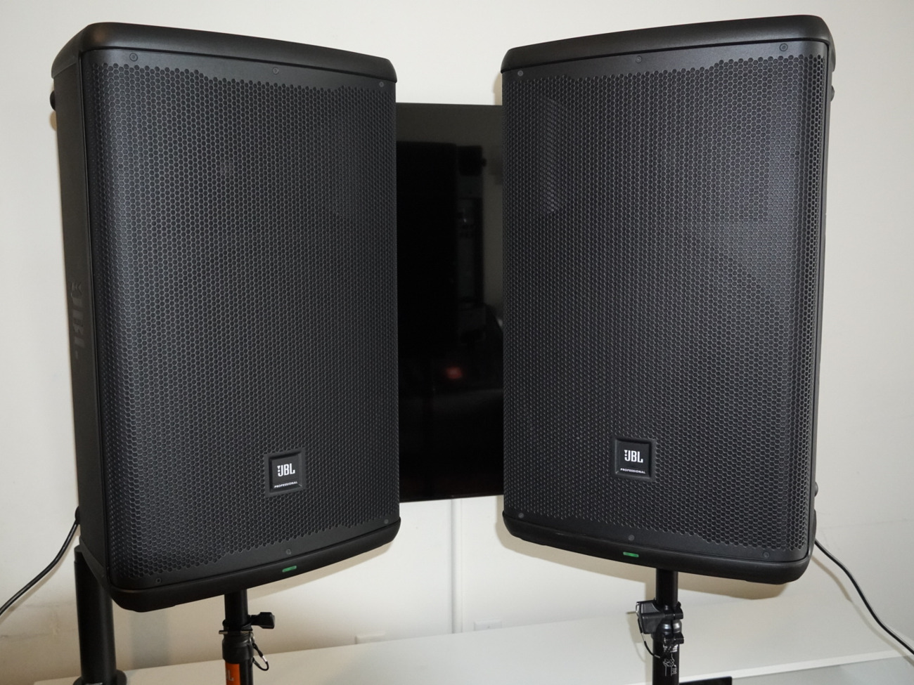 Jbl 15" 1300 watts eon715 powered loudspeaker 