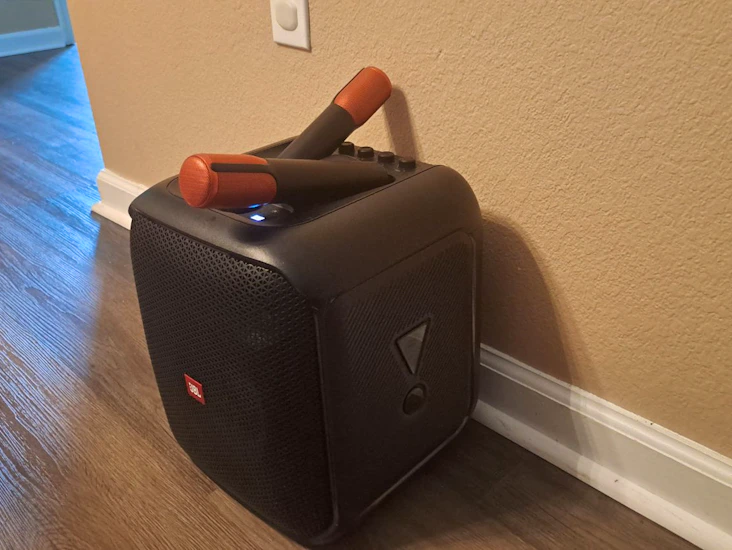 Karaoke jukebox w/ 2 microphones!