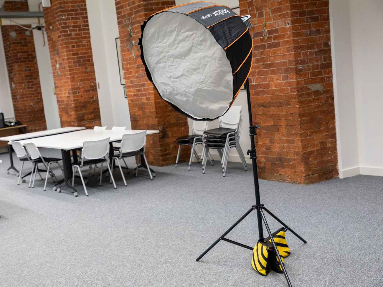 Key light kit: aputure amaran 100d light, softbox, stand