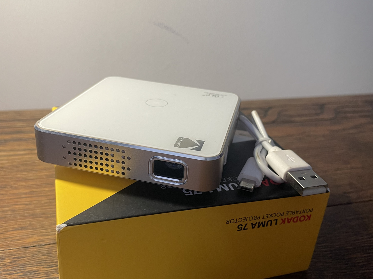 Kodak luma 75 (portable pocket projector)