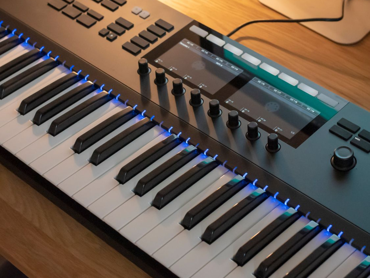 Komplete kontrol s61 keyboard